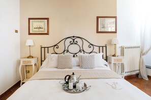 Ropa de cama hipoalergénica y escritorio 