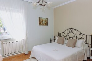 Standard Oda | Masa, dizüstü bilgisayar çalışma alanı, ütü/ütü masası 