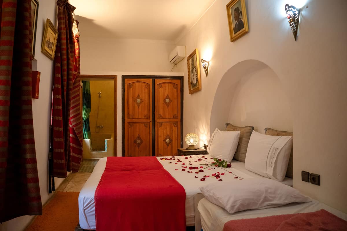 Premium bedding, iron/ironing board, free cots/infant beds, free WiFi