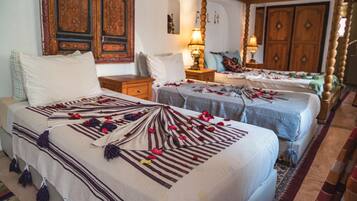 Luxe beddengoed, een strijkplank/strijkijzer, gratis babybedden