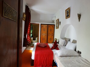 Premium Triple Room, Ensuite, Pool View | Premium bedding, iron/ironing board, free cribs/infant beds, free WiFi - Riad Dar El Bacha (Marrakech)