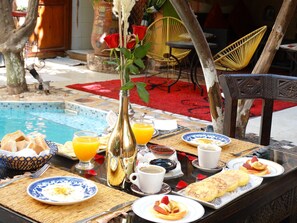 Petit déjeuner complet compris tous les jours