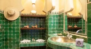 Articles de toilette de luxe, sèche-cheveux, serviettes fournies