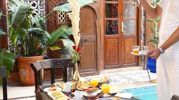 2 quầy bar/khu lounge, 19 quán bar cạnh hồ bơi