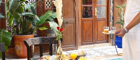 2 bars/lounges, 19 poolside bars, swim-up bar