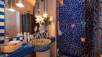 Designer toiletartikelen, een haardroger, handdoeken