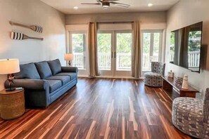 Una televisión, una oficina