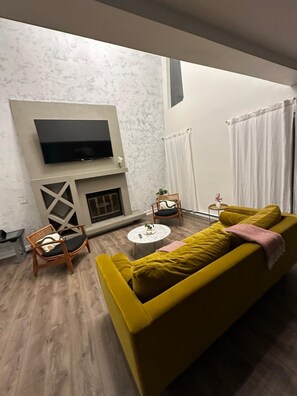 Smart TV - Luxury Pocono Villa W/Hot Tub (Tobyhanna)