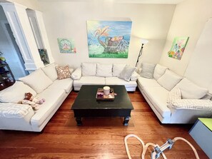 Televisión, libros, oficina