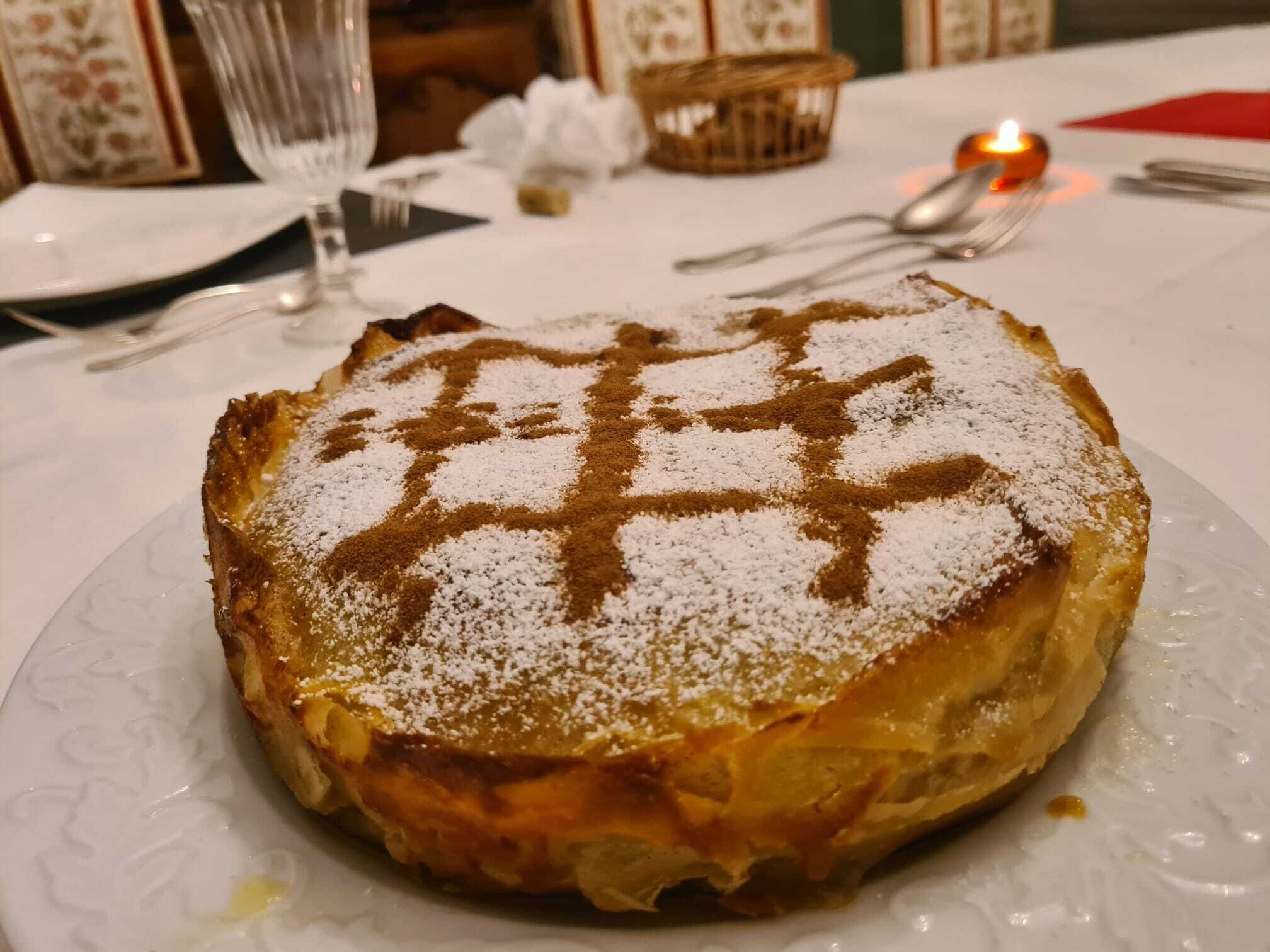 Un postre en un plato cubierto de azúcar glas.