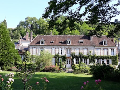 Exterior. Le Clos Saint Nicolas