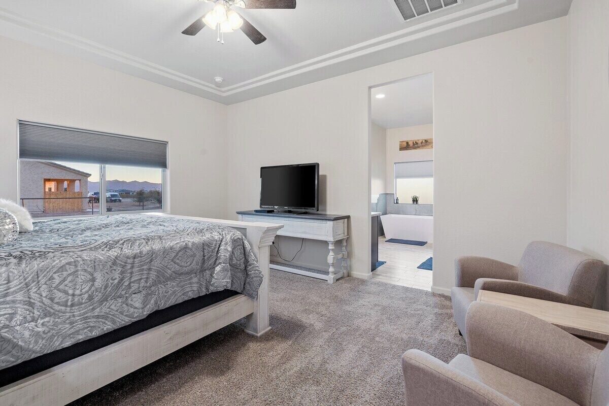 4 bedrooms, iron/ironing board, WiFi, bed sheets