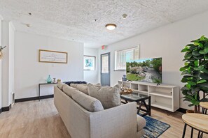 Living area - Cozy 2 Bedroom Apartment - Close To It All! (Indianapolis)