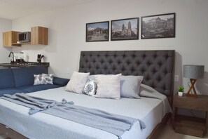 Deluxe Apartment | Bathroom | Shower, hair dryer, towels, soap