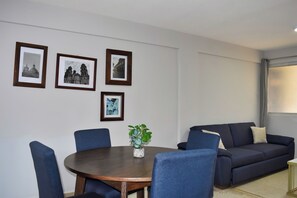 Apartamento conforto, vista para a cidade | Ferros/tábuas de passar roupa, Wi-Fi de cortesia
