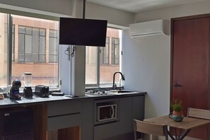 Lägenhet Deluxe | Eget kök | Minikylskåp, mikrovågsugn, spishäll och kaffe- och tebryggare