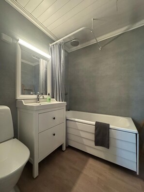 Haartrockner, Handtücher, Toilettenpapier