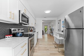 Fridge, microwave, oven, stovetop - Beautiful Oasis with a pool! 3/2 (Fort Lauderdale)