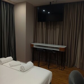 Comfort Double Room, Private Bathroom | Meja, ruang kerja komputer riba, kalis bunyi, Wi-fi percuma 