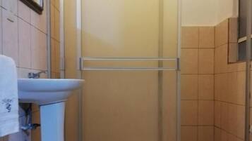 Regadera, toallas, jabón, shampoo