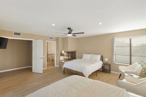 4 bedrooms, iron/ironing board, travel crib, WiFi - Spectacular Lake House Retreat (Glendale)