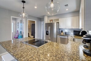 Kjøleskap, mikrobølgeovn, ovn og kokeplater