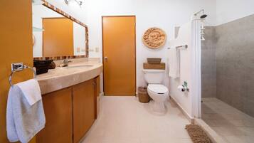 Family Villa, Garden View | Bathroom | Towels