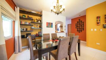 Vila Keluarga, pemandangan kebun | Dapur pribadi | Lemari es besar, ketel listrik, pemanggang roti, dan blender