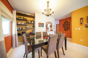 Villa Familiale, vue jardin | Cuisine privée | Grand réfrigérateur, bouilloire électrique, grille-pain, blender