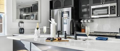 Réfrigérateur, micro-ondes, four, plaque de cuisson