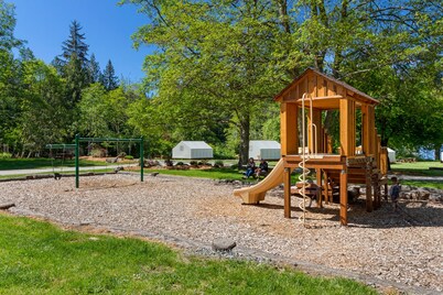 1BR Ocean View Cabin - 30 second walk to west-facing beach and sunsets!