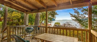 1BR Ocean View Cabin - 30 second walk to west-facing beach and sunsets!