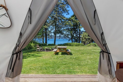 Glamping Tent with Westerly Ocean Views - 1 min walk to beach!