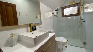 Douche, séchoir à cheveux, serviettes fournies