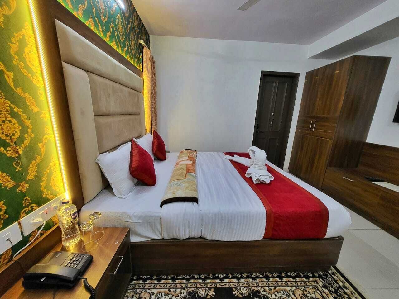 6 bedrooms, desk, iron/ironing board, WiFi