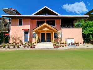 Exterior - Spacious 6-bedroom villa in enchanting Shimla with WiFi (Shimla)