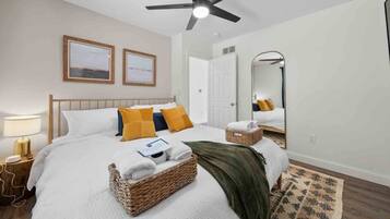 3 slaapkamers, een bureau, een strijkplank/strijkijzer, reisbedje