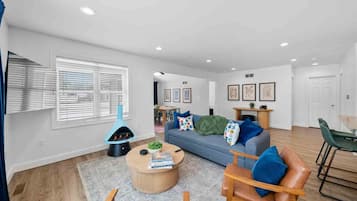 Een smart-tv, een open haard en een kantoor