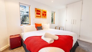 3 bedrooms, iron/ironing board, free WiFi, bed sheets - Luxury apartment with spa (Thredbo)