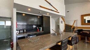 Fridge, microwave, oven, stovetop - Luxury apartment with spa (Thredbo)