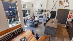 TV, fireplace - Luxury apartment with spa (Thredbo)