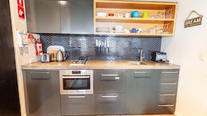 Kühlschrank, Mikrowelle, Ofen, Herdplatte