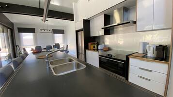 Kylskåp, mikrovågsugn, ugn och kaffe- och tebryggare