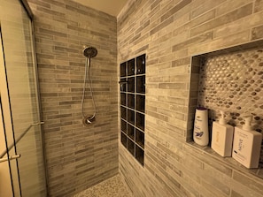 Douche, sèche-cheveux, serviettes fournies, savon