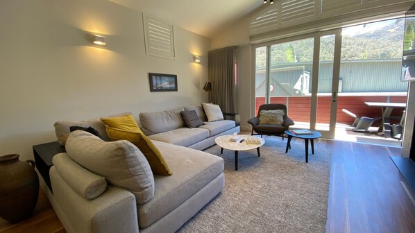 Télévision, cheminée