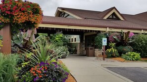 Exterior - Experience Year-Round Family Fun at Christmas Mountain Village – 2 Bedroom Villa (Wisconsin Dells)