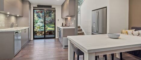 Een koelkast, een microgolfoven, een oven