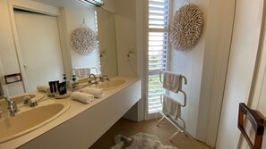Shower, hair dryer - Sitzmark 1 - Central Village location (Thredbo)