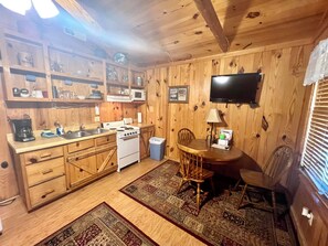 Fridge, microwave, oven, stovetop - The Old Home Place in amazing Mountain View, close to the courthouse square (Mountain View)