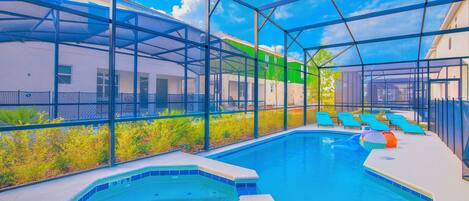 Una piscina al aire libre